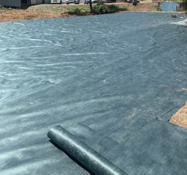 防草シートを敷く作業